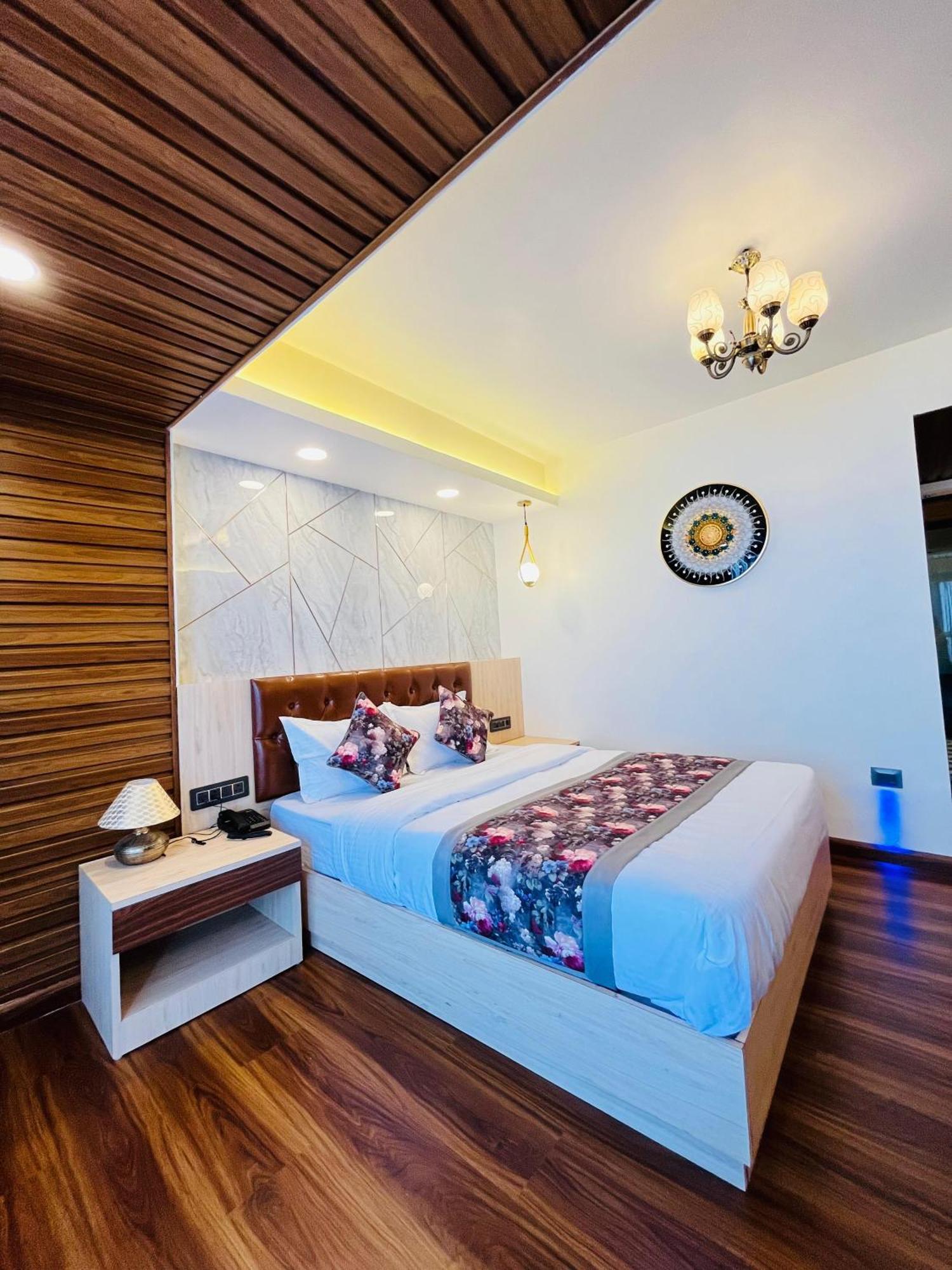 Luxury Stay At Hotel Broadway Boutique Mall Road Chowrasta Near Mahakal Temple Darjeeling  Exterior foto