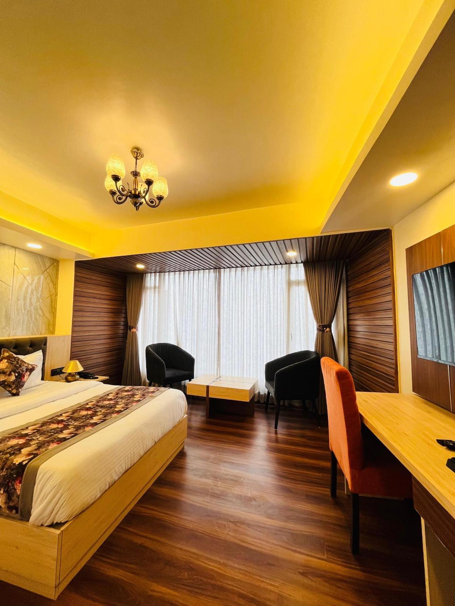 Luxury Stay At Hotel Broadway Boutique Mall Road Chowrasta Near Mahakal Temple Darjeeling  Exterior foto